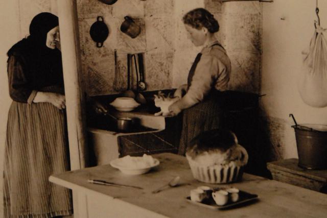 „Mama se străduia să ne facă fel de fel de bunătăţi şi ţin minte în special mâncărica de prune uscate“ „Dacă nu ţin post, simt că n-am linişte, că-mi lipseşte ceva“