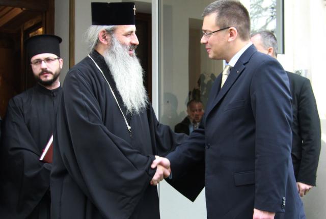 IPS Teofan l-a întâmpinat pe premier în faţa Reşedinţei mitropolitane „Să aveţi priceperea, puterea şi credinţa necesare pentru a conduce destinele ţării“