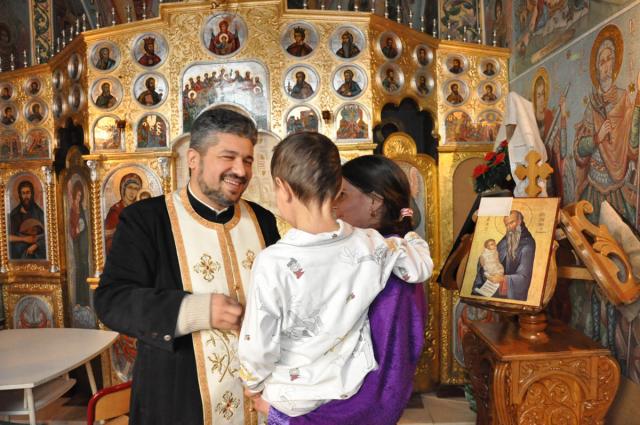 „Eu cred că rolul meu pe holurile spitalului e să-L fac cât mai vizibil pe Hristos”, îmi spune părintele Florin Cristian Cristea „Tati” de la Spitalul de Copii „Sfânta Maria”