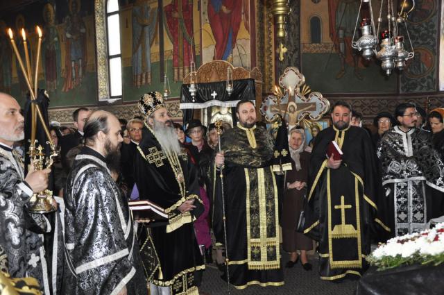 ÎPS Teofan: “Să nu fim doar credincioşi de duminecă” ÎPS Teofan: "Să nu fim doar credincioşi de duminică”