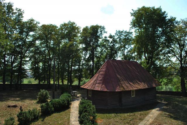 Biserica de la Mitocaş, cu hramul „Sf. Cuvioasă Parascheva“ Bisericuţa sihastră de la Mitocaş