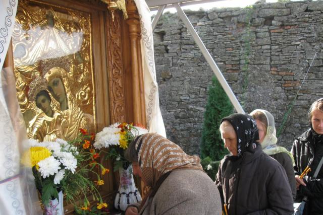 Mii de pelerini la mănăstirile închinate Naşterii Maicii Domnului