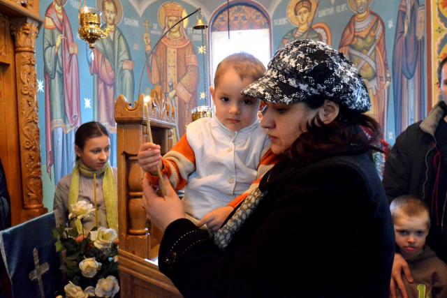 Crucea de mamă aduce fericire şi mântuire Crucea de mamă aduce fericire şi mântuire