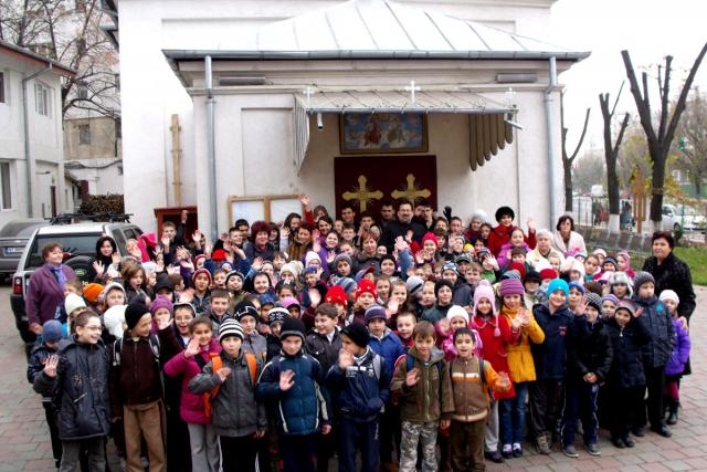 Elevii Şcolii „Elena Cuza“ Iaşi au derulat ieri o nouă activitate a proiectului „Îngeri în primăvară“ Misiune social-filantropică pentru cei nevoiaşi