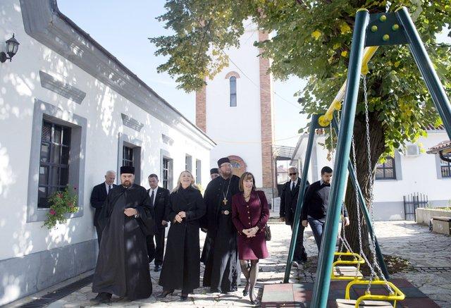 Hilary Clinton vizitează o Biserică ortodoxă în Kosovo