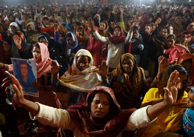 Mii de creştini din Pakistan se roagă pentru viaţa unei activiste creştine