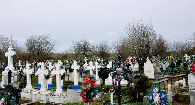 Administrarea cimitirelor: responsabilitate publică şi cultuală