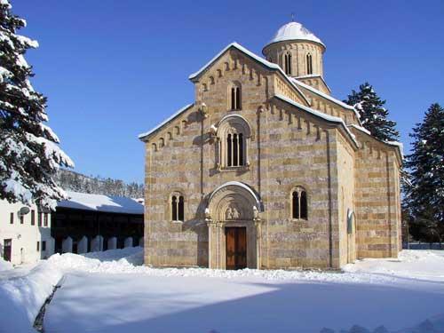 Mănăstirea Decani asediată de extremiştii albanezi