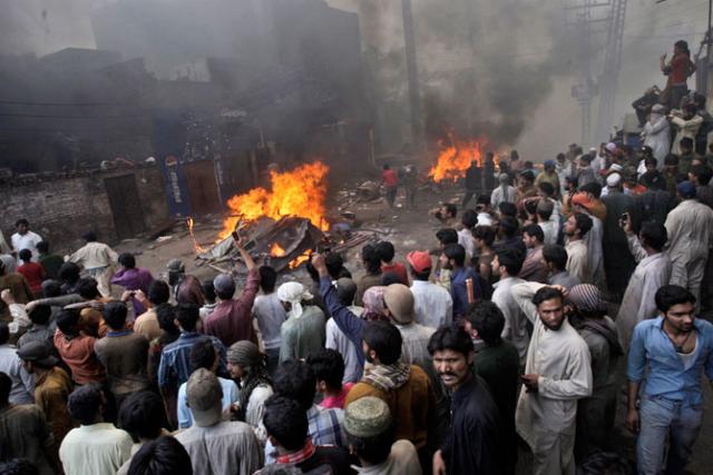 100 case de creştini arse de mulţimea musulmană în Lahore