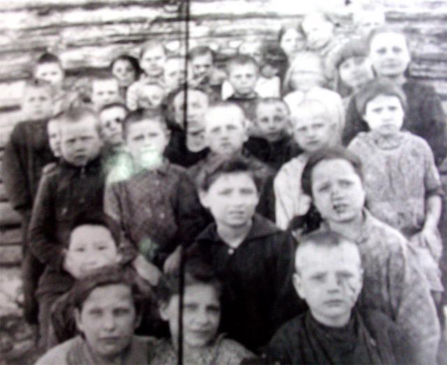 Copii basarabeni în Siberia. Fotografie din 1949, Arhiva Muzeului de Istorie din Chişinău