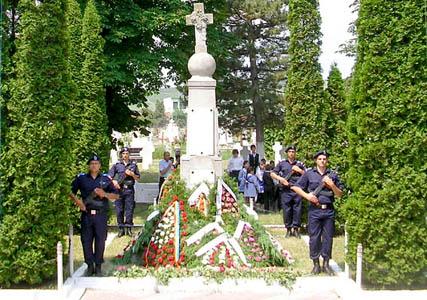 “Presăraţi pe-a lor morminte ale laurilor foi…” “Presăraţi pe-a lor morminte ale laurilor foi…”
