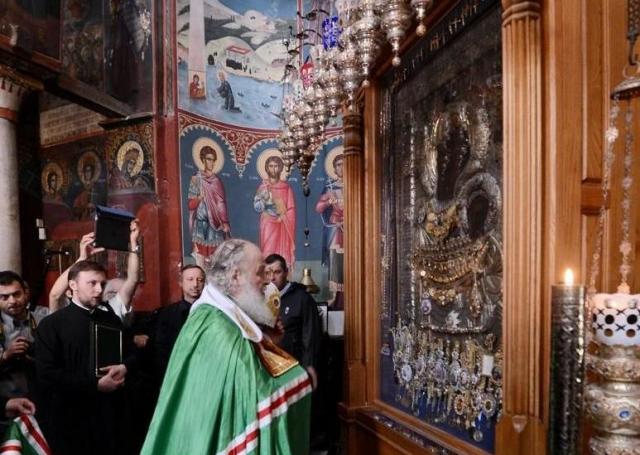 Patriarhul Rusiei se închină la Icoana făcătoare de minuni "Portăriţa" de la Iviron - Sfântul Munte