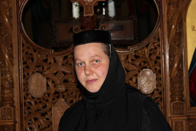Monahia Teodora Amariei, stareţa Mănăstirii Peştera din judeţul Neamţ. „Dragostea este podoaba cea mai frumoasă cu care Dumnezeu înveşmântează inima înfrântă şi smerită”