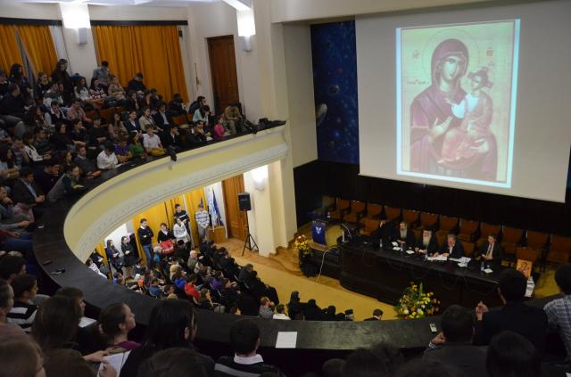 Atât parterul, cât și etajul  Aulei  Magna „Mihai Eminescu“ au fost arhipline la conferința susținută de IPS Nicolae/ Foto: Tudorel Rusu Sală arhiplină, la conferința ASCOR susținută de IPS Nicolae, Mitropolit de Mesogias şi Lavreotiki