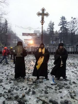 Călugări de la Lavra Peșterilor din Kiev s-au așezat între manifestanți și forțele de poliție