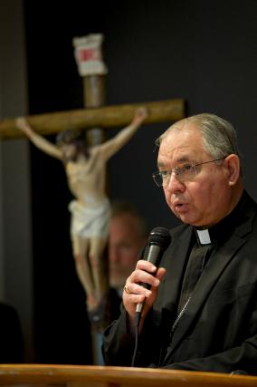 Arhiepiscopul Gomez caută sprijin în rândul celor care nu sunt de acord cu reforma legii imigraţiei