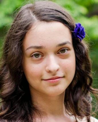 Iulia Ionescu Scufița Roșie cu decor ortodox