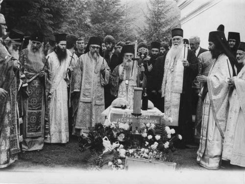 Moaştele Sfântului Iustin Popovici vor fi exhumate şi expuse spre închinare