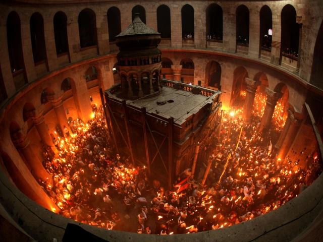 Lumina Sfântă a venit la Ierusalim la Mormântul Domnului
