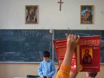 Statul şi şcoala s-au separat de Biserică, încălcând Drepturile Omului