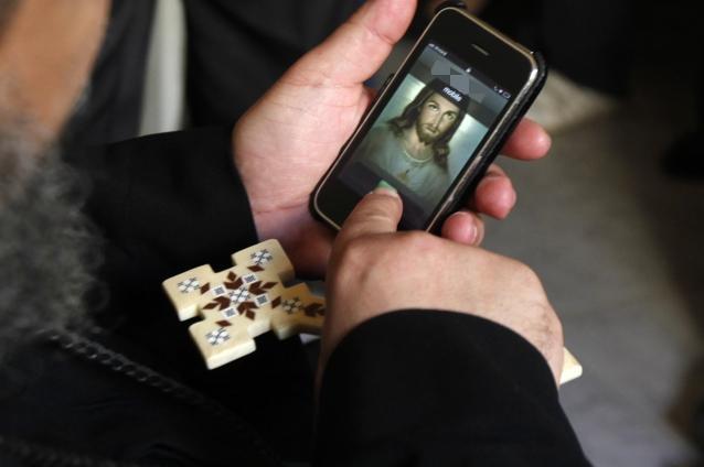 Rugăciunea pe smartphone – o practică neadecvată sau o adaptare la contextul modern?