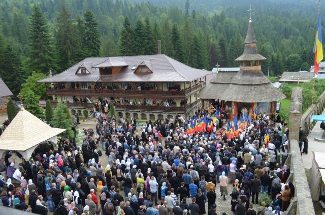 Părintele Justin, înconjurat de inimile pelerinilor Părintele Justin, înconjurat de inimile pelerinilor