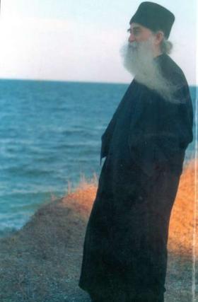 Părintele Arsenie Papacioc: “Daţi-mi mie vârsta voastră dacă nu ştiţi ce să faceţi cu ea!” Părintele Arsenie Papacioc: “Daţi-mi mie vârsta voastră dacă nu ştiţi ce să faceţi cu ea!”