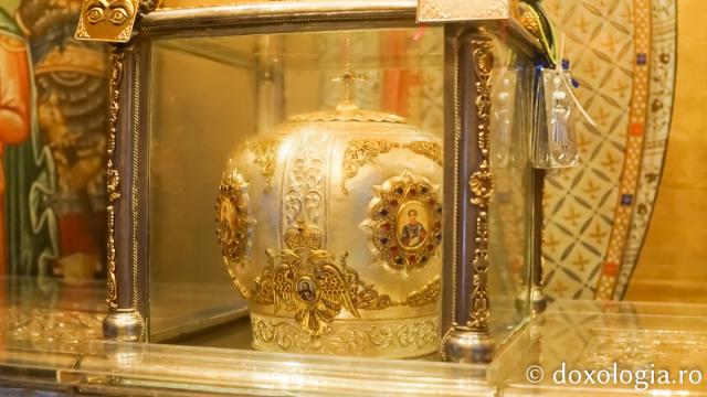 Moaştele Sfântului Mare Mucenic Dimitrie, izvorâtorul de mirFoto: Magda Buftea Vindecarea guvernatorului Marianos de către Sfântul Mare Mucenic Dimitrie