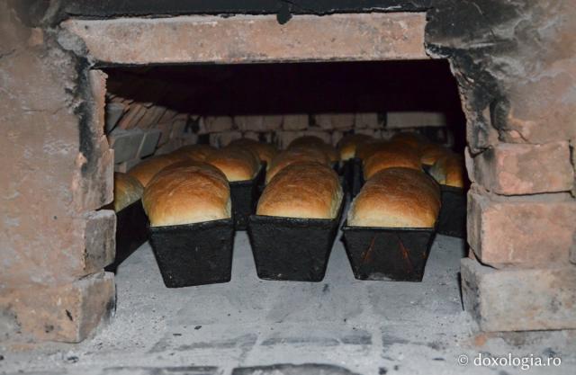 Coacerea pâinii la Mănăstirea Războieni