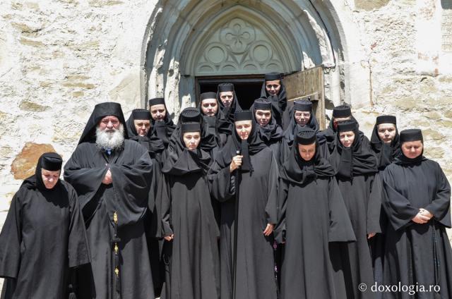 Obștea Mănăstirii Războieni, ctitorie ștefaniană / Foto: Maria Burlă „Am mizat mai întâi pe biserică; de aceea şi luptele sunt mai mari”