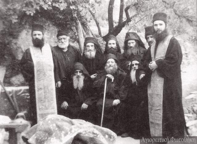 Gheron Iosif Isihastul alături de ucenicii săi
