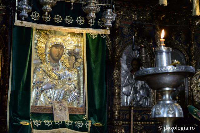 Trebuie să fim cinstitori ai Maicii Domnului / Foto: Ștefan Cojocariu iconostas Maica Domnului