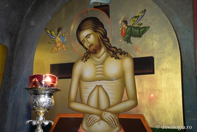 Hristos este dragoste, bunătate și mângâiere / Foto: Ștefan Cojocariu candelă aprinsă la icoană