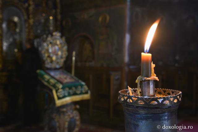 Să nu ne complicăm viața! / Foto: Oana Nechifor lumânare aprinsă în sfeșnic