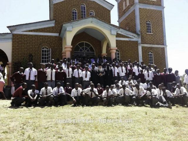 Mitropolitul Makarios al Kenyei alături de proaspeții absolvenți de liceu din Kenya