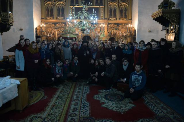 Preasfințitul Macarie, în mijlocul tinerilor