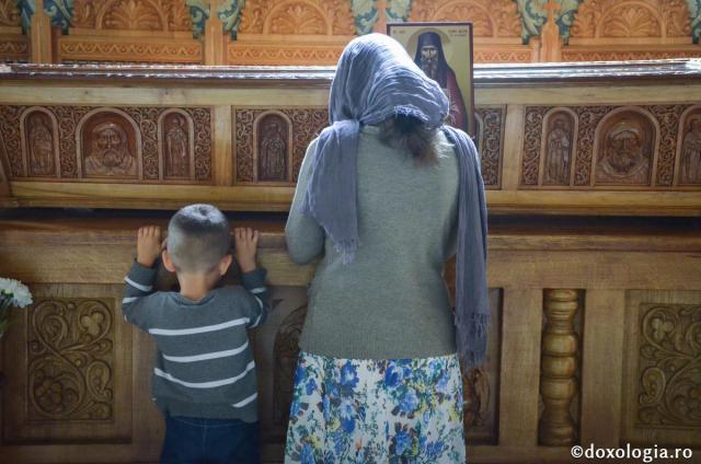 Rugăciunea este leac tămăduitor / Foto: Pr. Andrei Atudori mamă și copil rugându-se