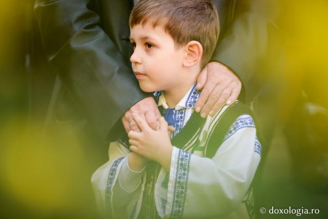 Unul dintre miracolele rugăciunii este că nu greșește niciodată adresa! / Foto: Pr. Silviu Cluci băiat în costum popular