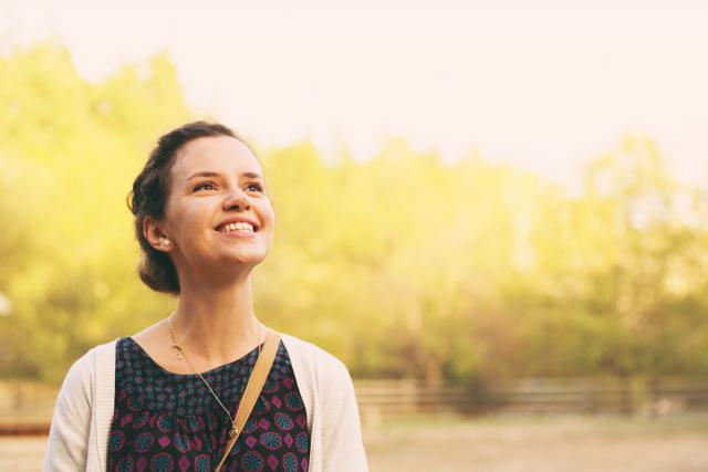 Credința înseamnă să admiți că ești în mâinile lui Dumnezeu tânără zâmbind