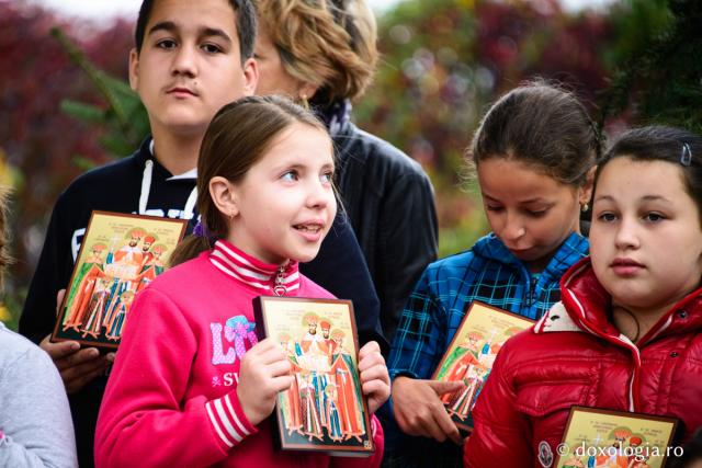 Nu este fericire mai mare decât să iubești pe Dumnezeu / Foto: Constantin Comici copii cu icoane în mâini