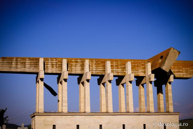 Curajul de a renunța la orice pentru iubirea veșnică / Foto: Oana Nechifor Monumentul Calvarul Aiudului