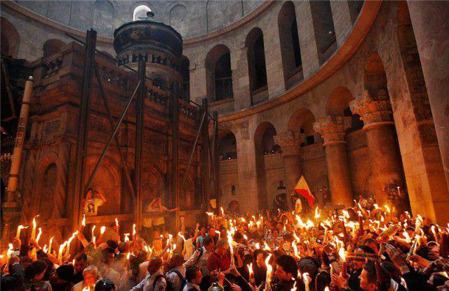 Potrivit tradiţiei de Sfintele Paşti, Lumina Sfântă de la Ierusalim va fi adusă în România