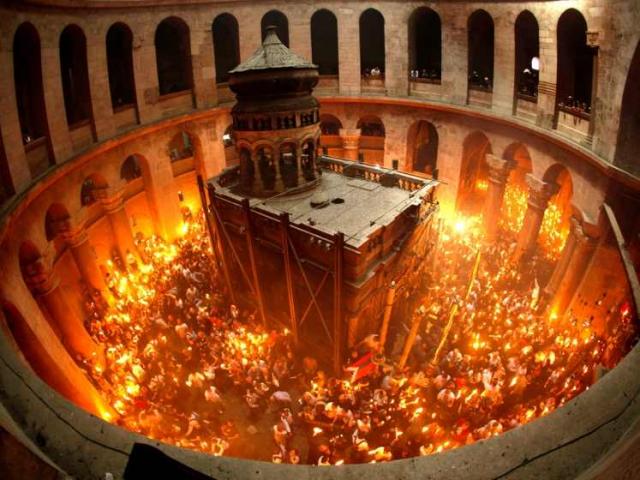 Lumina Sfântă a venit la Ierusalim la Mormântul Domnului