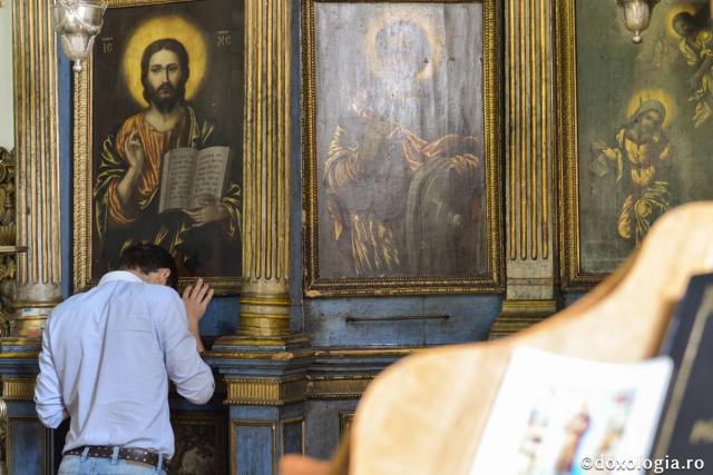 Să-I facem loc lui Dumnezeu în orice necaz al nostru / Foto: Oana Nechifor bărbat rugându-se la icoana Mântuitorului Hristos