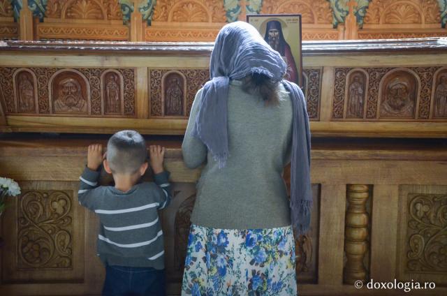 Copiii au nevoie de rugăciuni scurte și ușoare / Foto: Pr. Andrei Atudori mamă și copil rugându-se