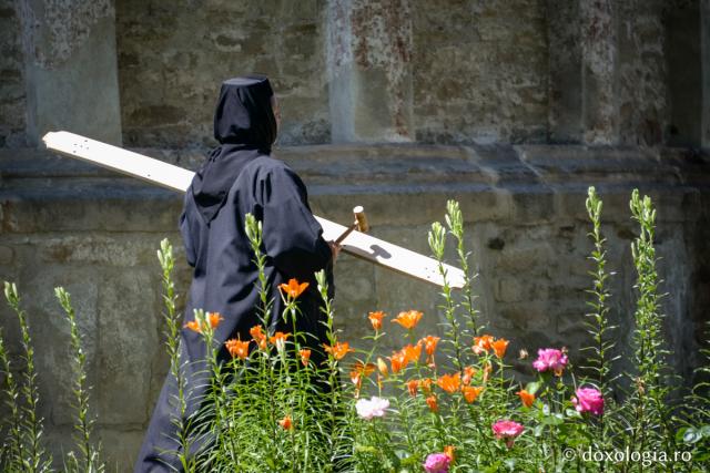 Monahia Eustohia Ciucanu – mărturisitoare a lui Hristos și apărătoare a monahismului / Foto: Ștefan Cojocariu maică bătând toaca mică