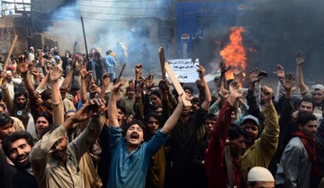 Pakistan: musulmanii bat și incendiază un creștin pentru arderea unor versete din Coran