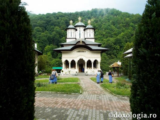 Foto: Cătălin Acasandrei Mănăstirea, tinda raiului