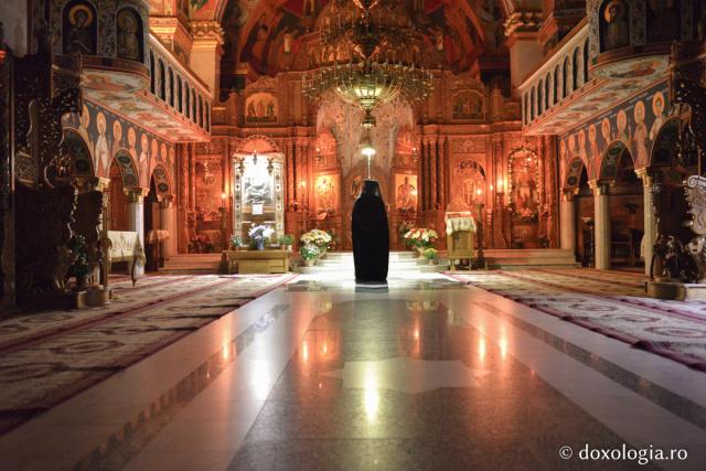 Exersând rugăciunea, vom prinde putere duhovnicească și fizică / Foto: Oana Nechifor călugăr în mijlocul bisericii