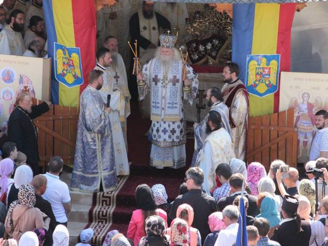 Mărturisire de credinţă la mormântul părintelui Justin Pârvu Mărturisire de credinţă la mormântul părintelui Justin Pârvu